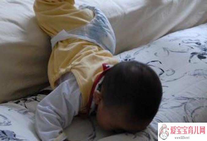 宝宝坠床后我们该做什么怎么防止宝宝坠床