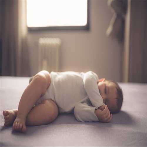 宝宝坠床后我们该做什么怎么防止宝宝坠床